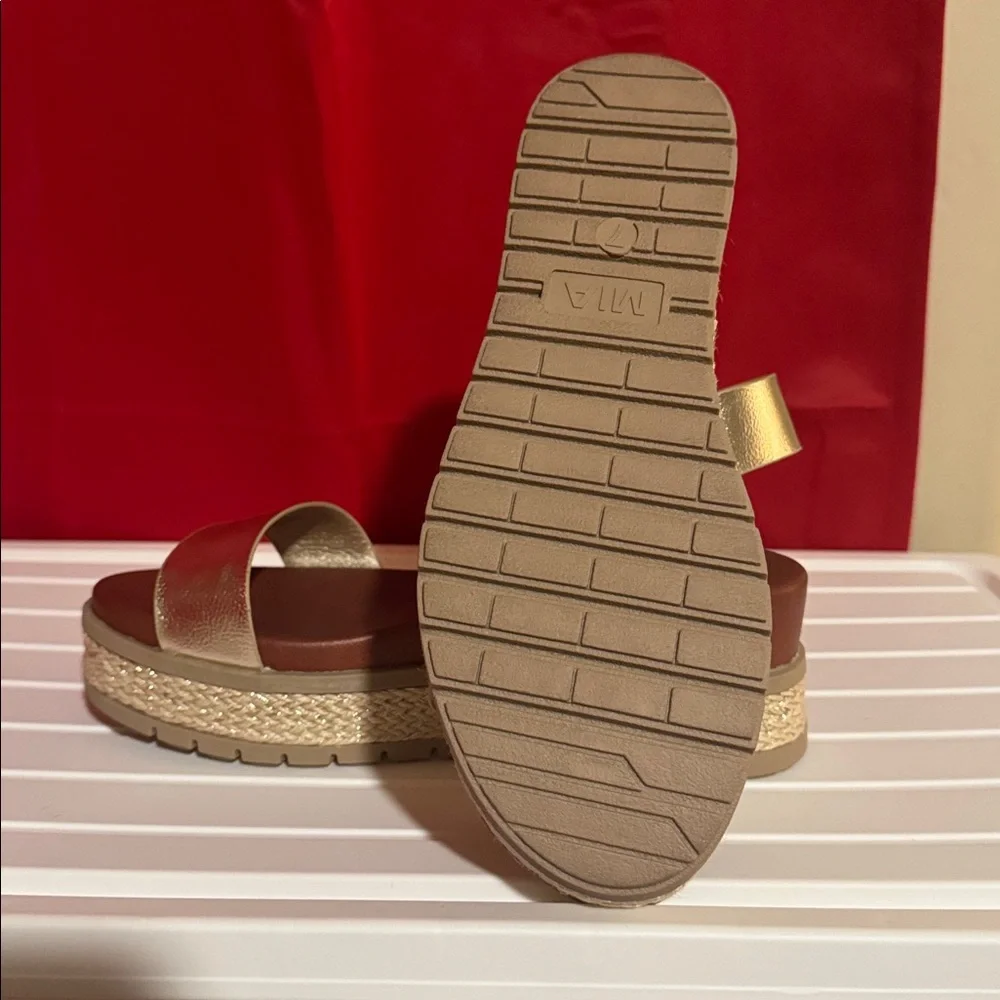 MIA Kenji Gold Platform Sandals - size 7 - Picture 5 of 5